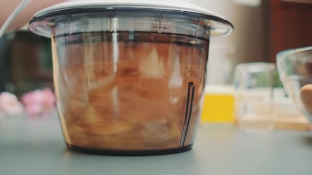 Sebuah Blender Dapur Menggiling Biskuit Kue Menjadi Remah Remah Halus — Stok Video