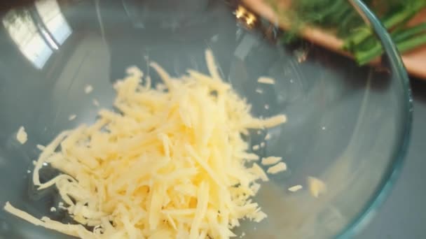 Brânza Galbenă Tare Cade Într Farfurie Adâncă Procesul Pregătire Alimentelor — Videoclip de stoc