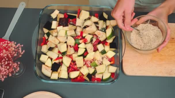 Samice Ręce Posypać Tarty Parmezan Przyprawami Nad Warzywami Widok Stół — Wideo stockowe