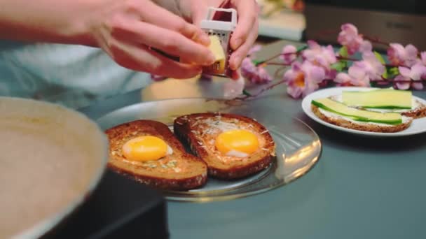 Žena Třením Parmezánu Sýr Vynikající Smažené Krutony Detailní Záběr Stůl — Stock video