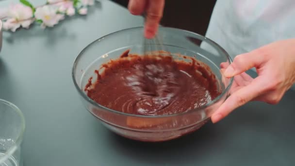Tangan Wanita Mencampur Adonan Coklat Piring Kaca Dengan Kocokan Dapur — Stok Video