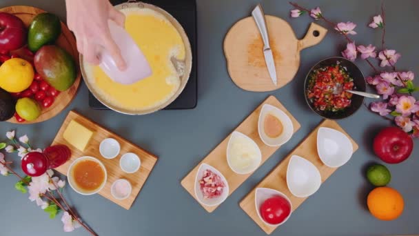 Wlewając Mieszaninę Jajek Patelni Widok Stół Kuchenny Gotowanie Kuchni — Wideo stockowe