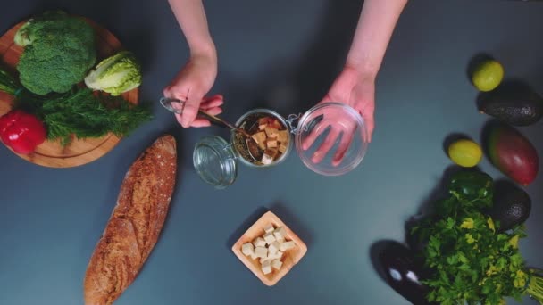 Frau Legt Eingelegte Tofu Käse Einen Glasteller Blick Von Oben — Stockvideo