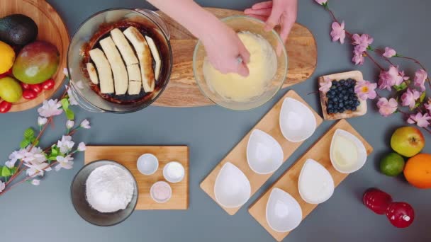 Impastare Pasta Liquida Una Torta Vista Dall Alto Del Tavolo — Video Stock
