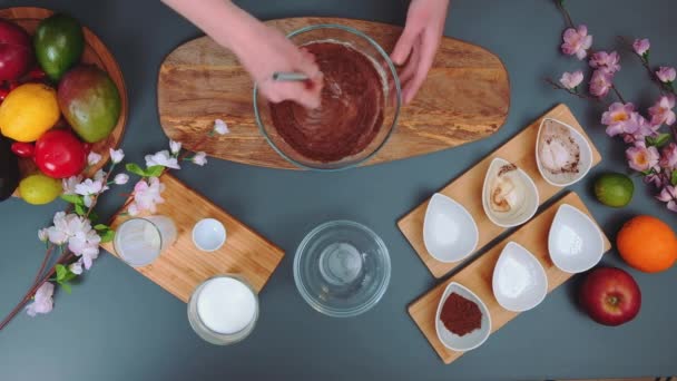Kvinna Knådar Smet För Choklad Tårta Bordet Ovanifrån Köksbordet Matlagning — Stockvideo