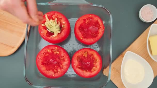 Dłonie Kobiet Dodać Pyszny Ser Nadzienie Koperkiem Łyżeczką Form Pomidorowych — Wideo stockowe