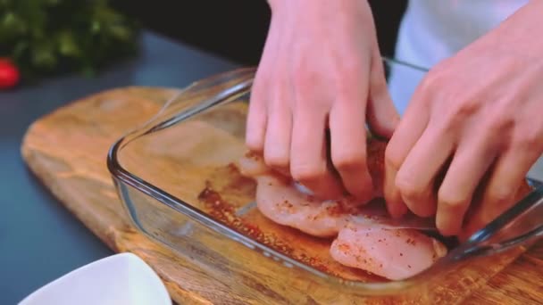 Kvinnan Marinerar Kycklingfilé Med Kryddor Närbild Bordet Matlagning Köket — Stockvideo