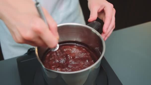 Γυναικεία Χέρια Ανακατεύουν Ζεστή Σοκολάτα Στη Σόμπα Ένα Σύρμα Κουζίνας — Αρχείο Βίντεο