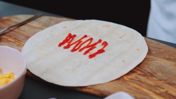Növényi Tölteléket Teszek Tortillára Közelkép Asztalról Főzés Konyhában — Stock videók
