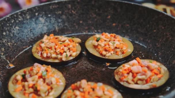 炒满了茄子 在锅里填饱肚子 特写镜头的桌子 厨房里的烹调 — 图库视频影像