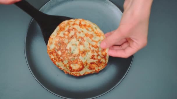 Weibliche Hände Legen Einen Leckeren Ersten Pfannkuchen Mit Käse Auf — Stockvideo