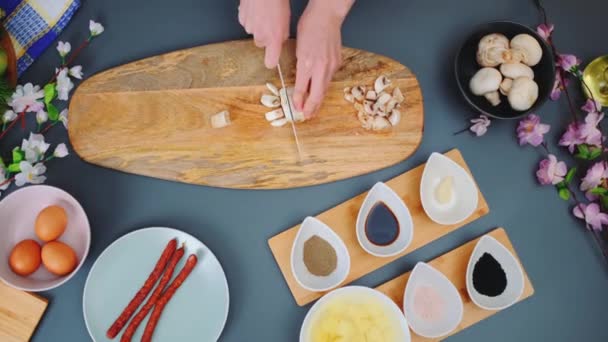 버섯을 보드에 조각으로 자르기 테이블의 부엌에서 — 비디오