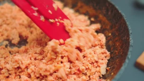 Míchejte Vaječnou Omeletu Rajčaty Silikonovou Špachtlí Detailní Záběr Stůl Vaření — Stock video