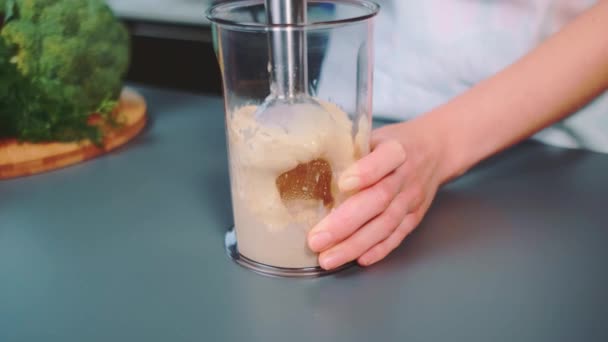 Zelfgemaakte Mayonaise Maken Met Een Handblender Een Close Van Tafel — Stockvideo