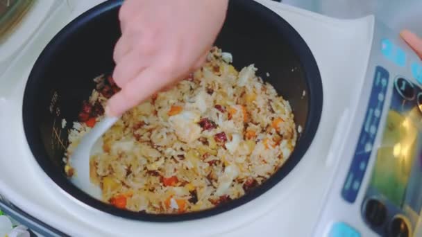 Kobieta Miesza Ryż Warzywami Wędzonymi Kiełbaskami Powolnej Kuchence Kuchnia Azjatycka — Wideo stockowe
