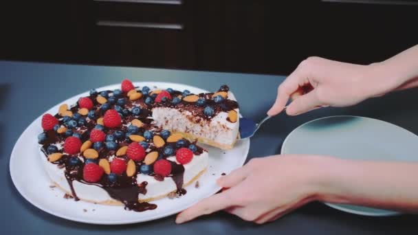 Een Vrouw Legt Een Stuk Taart Een Bord Italiaans Dessert — Stockvideo