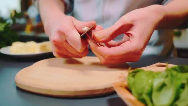 Žena Loupající Česnek Nožem Kuchyňském Stole Detailní Záběr Stůl Vaření — Stock video