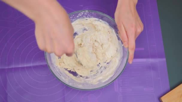 Dişi Eller Gelecekteki Ekmek Için Kuru Malzemeleri Kaşıkla Yoğurur Mutfak — Stok video