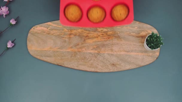 美味的烤胡萝卜松饼在松饼罐头 厨房桌子的顶视图 厨房里的烹调 — 图库视频影像