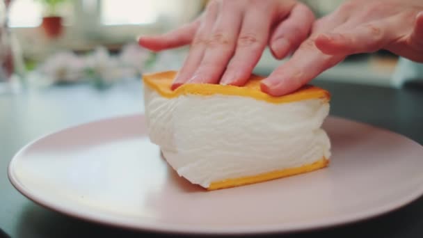 Seorang Wanita Memeriksa Omelet Yang Luar Biasa Dengan Tangannya Untuk — Stok Video