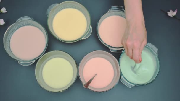 Kadın Eli Krep Için Renkli Hamuru Karıştırıyor Mutfak Masasının Üst — Stok video