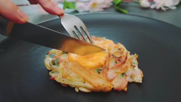 Kobieta Cięcia Pyszne Ziemniaki Zapiekanka Jajkiem Nożem Zbliżenie Stołu Gotowanie — Wideo stockowe