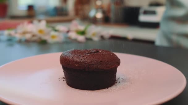 Lahodný Čokoládový Muffin Růžovém Talíři Posypaný Práškovým Cukrem Detailní Záběr — Stock video