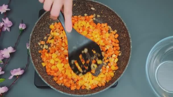 Las Manos Mujer Están Constantemente Revolviendo Cebollas Zanahorias Una Sartén — Vídeos de Stock