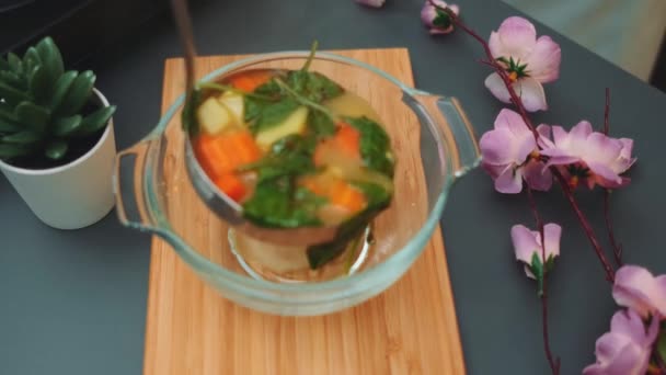 Подавать Вкусный Зеленый Суп Шпинатом Глубокой Стеклянной Тарелке Средний Снимок — стоковое видео