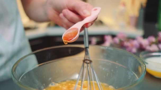 Kvinnliga Händer Häller Vaniljextrakt Skål Med Äggblandning Närbild Bordet Matlagning — Stockvideo