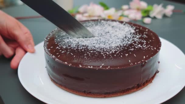 Samice Odcięły Kawałek Ciasta Czekoladowego Nożem Zbliżenie Stołu Gotowanie Kuchni — Wideo stockowe