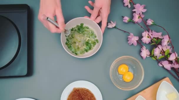 Femeie Amestecând Albușul Ceapa Verde Masă Vedere Sus Mesei Bucătărie — Videoclip de stoc