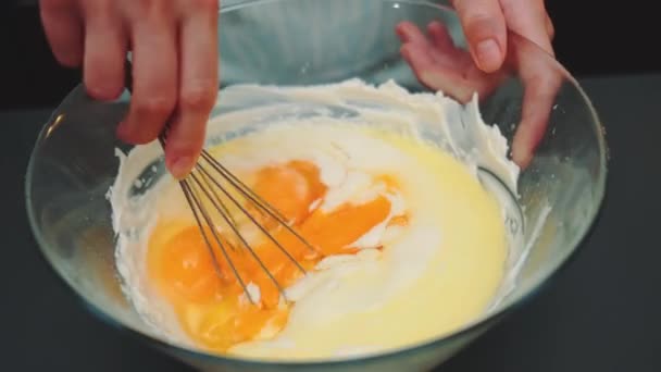 Tangan Wanita Atas Meja Dapur Memukuli Telur Mentah Dengan Krim — Stok Video