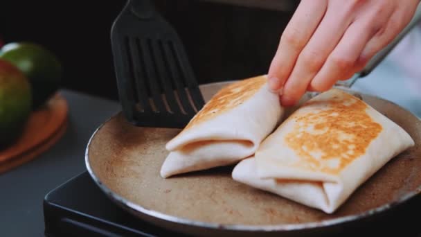 Rzuca Smażoną Tortillą Zbliżenie Stół Gotowanie Kuchni — Wideo stockowe
