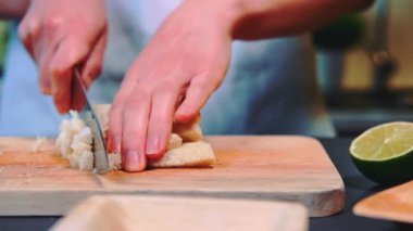 Kesme tahtasında tost ekmeği kesmek. Masanın yakın çekim görüntüsü. Mutfakta yemek pişirmek..