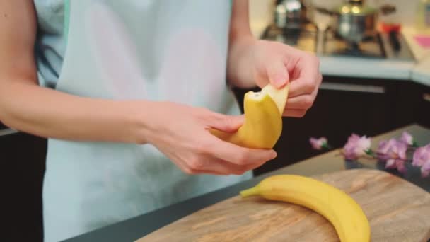 Kvinna Peeling Bananer Köket Innan Förbereder Läckra Dessert Mellanslag Bordet — Stockvideo