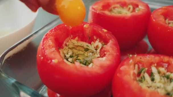 Kobiece Dłonie Dodają Surowe Jajko Pomidorów Wypchanych Serem Proces Przygotowywania — Wideo stockowe