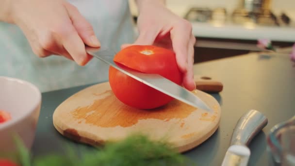 Kvinnliga Händer Hugger Hatten Tomat Med Vass Kniv Närbild Bordet — Stockvideo