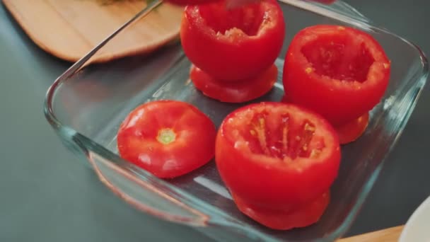 Dłonie Kobiet Umieścić Pomidora Bez Rdzenia Naczyniu Pieczenia Zbliżenie Stołu — Wideo stockowe