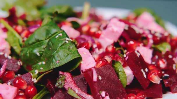 Deliciosa Salada Vegetariana Espinafre Beterraba Cebola Vermelha Queijo Feta Plano — Vídeo de Stock