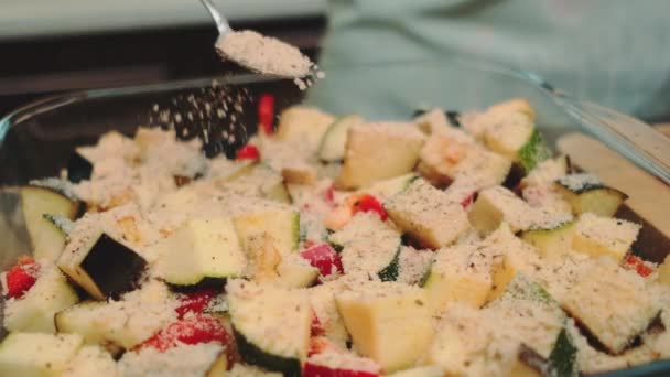 Masak Menaburkan Sayuran Dengan Campuran Garam Parmesan Tutup Meja Memasak — Stok Video