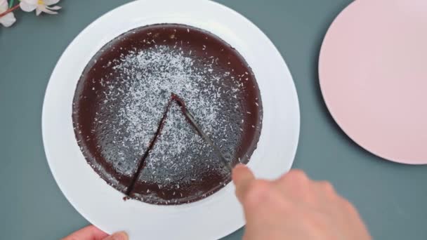 Les Mains Féminines Coupent Délicieux Gâteau Chocolat Qui Repose Sur — Video