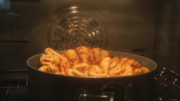 Chléb Sušenými Rajčaty Peče Troubě Stoupá Detailní Záběr Stůl Vaření — Stock video