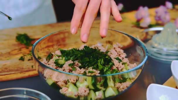 Vrouw Die Gehakte Peterselie Aan Salade Toevoegt Close Van Een — Stockvideo