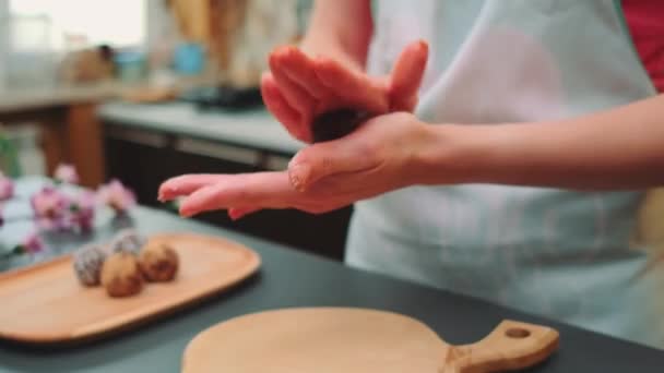 Kobieta Gotuje Cukierki Rękami Kuchni Zbliżenie Stołu Gotowanie Kuchni — Wideo stockowe