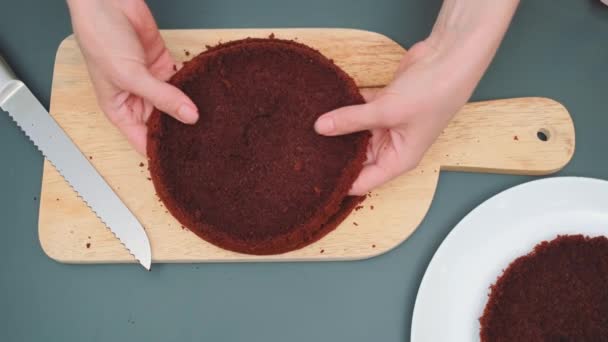 Kadınların Elleri Mutfak Masasındaki Başka Bir Pastanın Yanına Kesilmiş Bisküvi — Stok video