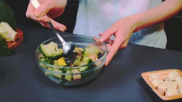 Frau Rührt Tofu Und Gurkenbrokkolisalat Nahaufnahme Des Tisches Kochen Der — Stockvideo