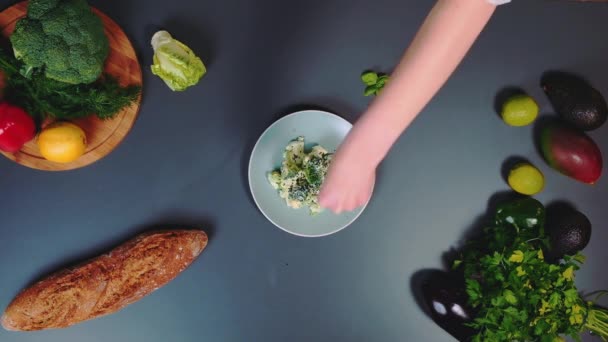 Femeie Stropește Semințe Chia Salată Tofu Broccoli Gata Preparată Vedere — Videoclip de stoc
