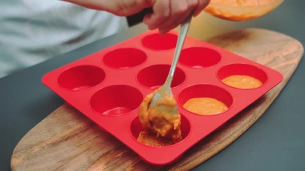 Boční Pohled Proces Výroby Mrkvových Muffinů Ženské Ruce Nalijí Těsto — Stock video