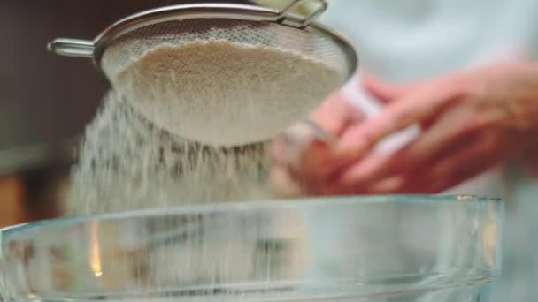 Mãos Femininas Peneiram Farinha Com Uma Peneira Recipiente Vidro Profundo — Vídeo de Stock